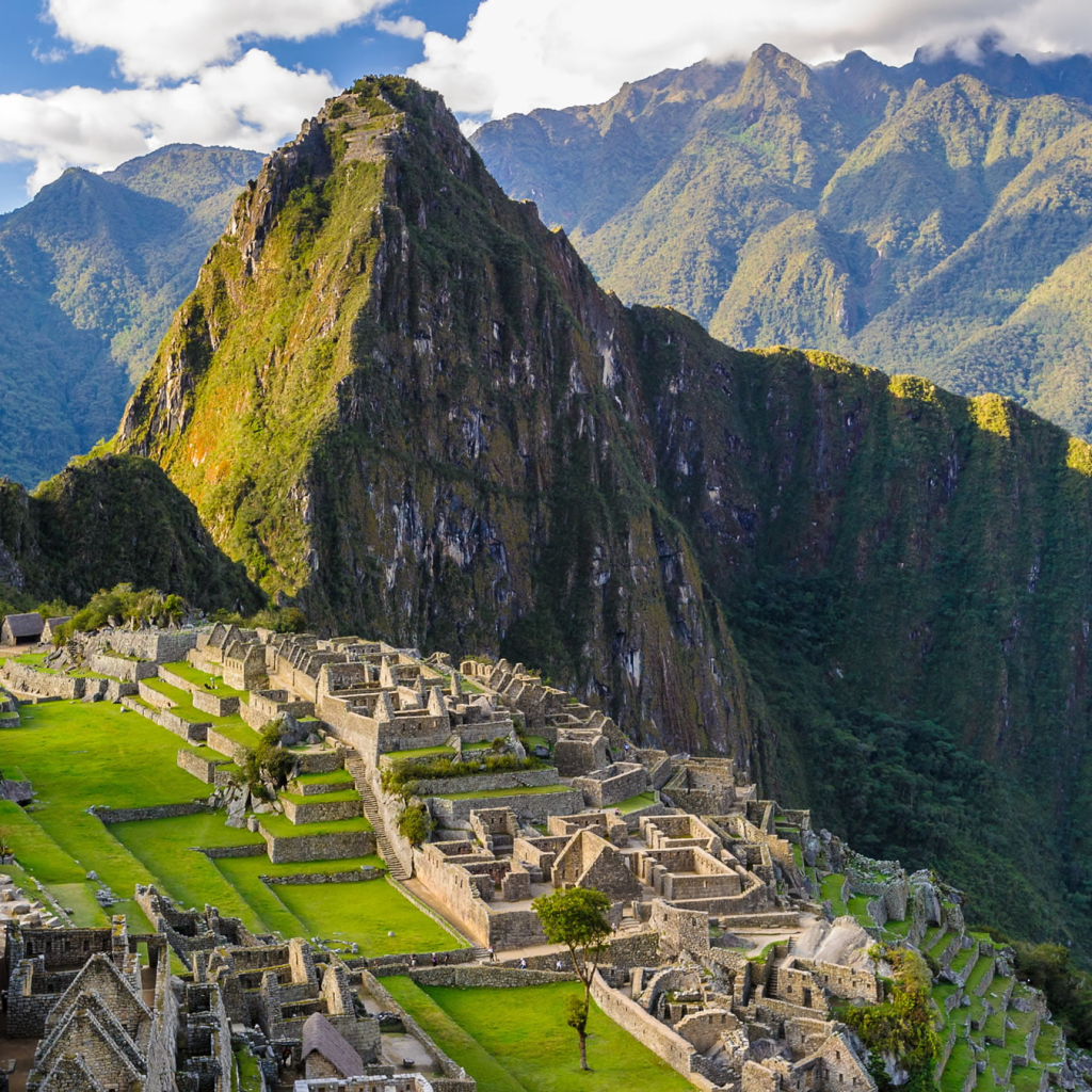 استكشاف عجائب بيرو الساحرة: كشف النقاب عن أفضل الأماكن السياحية