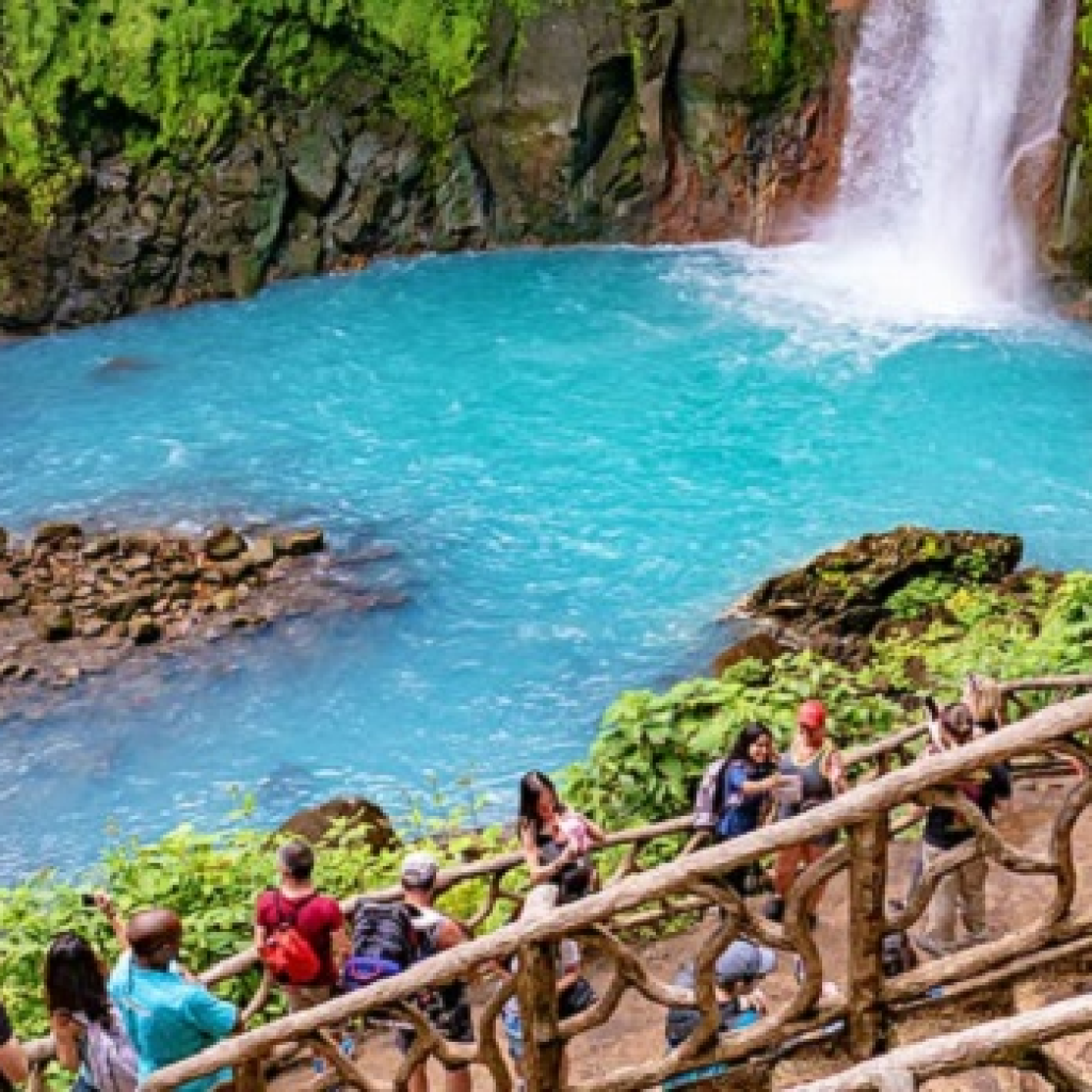 استكشاف عجائب كوستاريكا: دليل للسفر والسياحة الممتعة
